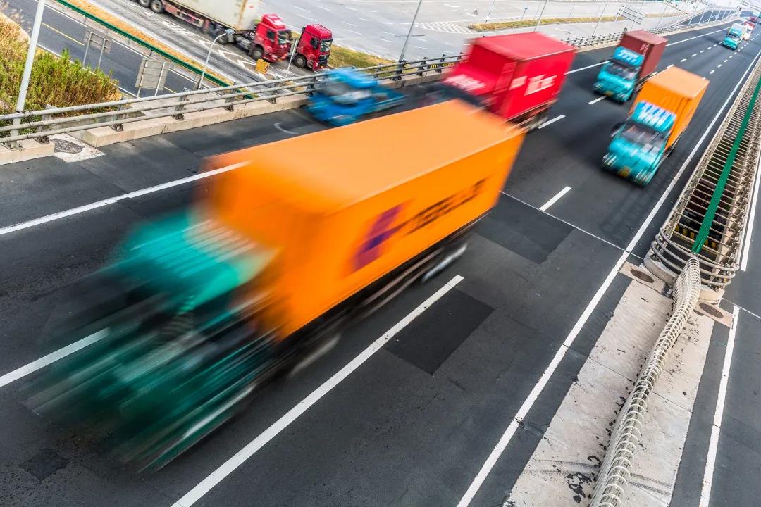 跑在路上的 1300 万辆货车，现在有了救命的「安全分」